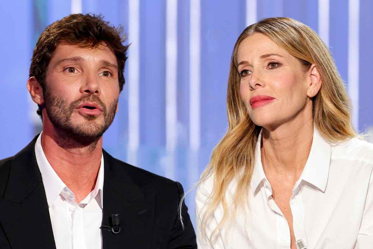 Alessia Marcuzzi e Stefano De Martino sorridenti insieme dietro le quinte di un evento televisivo